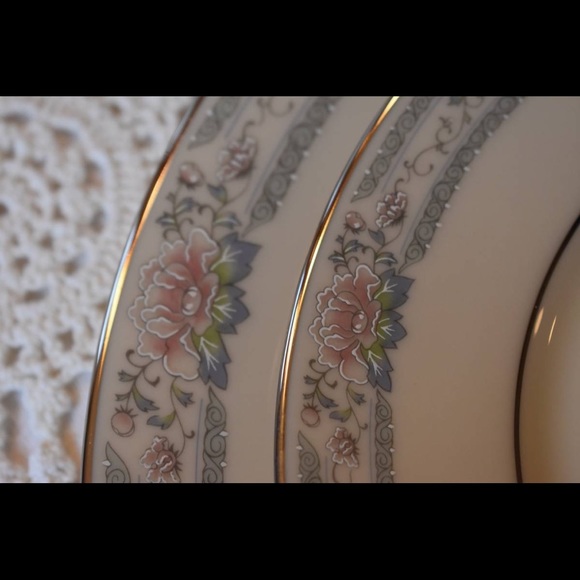 Lenox Fine China 14 place settings plus serving pieces - Picture 4 of 13